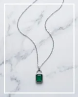 Collar de acero quirúrgico con cadena de eslabones y dije colgante rectangular con piedra verde esmeralda.