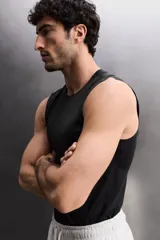 Musculosa deportiva de Zara Athleticz, confeccionada en tejido técnico elástico y transpirable. Presenta cuello redondo, diseño sin mangas y costuras planas termoselladas para mayor confort. Incluye detalle de logo en el dobladillo inferior.