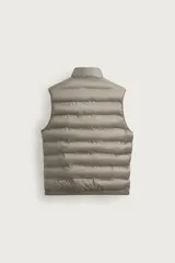 Chaleco acolchado de hombre color negro, con diseño puffer, cuello alto y cierre frontal con cremallera.