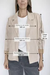 Chaqueta corta de diseño abierto sin cierre, confeccionada en tejido con textura efecto ante. Presenta solapas clásicas, mangas largas con puños vueltos y un corte recto y holgado.