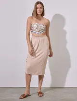 Falda midi verde oliva de modal con pretina elastizada y tajo lateral con botones metálicos.