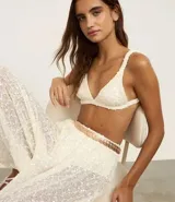 Cinturón mediano con elástico y discos metalizados con texturas aplicadas.