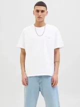 Remera blanca de algodón con cuello redondo y manga corta. Estampado en el frente con imagen de playa y texto "Mediterranean Works, The Creative Studio, Jack & Jones".