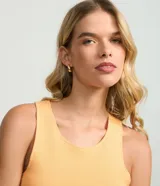 Top cropped de algodón acanalado color bordó, con cuello redondo y sin mangas.
