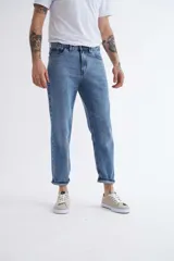 Pantalón jean celeste de corte mom, con tiro alto y tobillos ajustados.