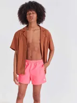 Short de baño color rosa chicle, de secado rápido, con cintura elástica ajustable con cordón, bolsillos laterales y bolsillo trasero con cierre.