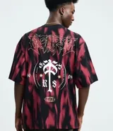 Remera de corte oversized confeccionada en algodón, con cuello redondo en contraste. Presenta un estampado frontal con motivos tribales y lettering con la palabra Speed.