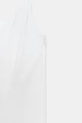 Vestido midi de popelín color blanco, con escote cuadrado y tirantes anchos. Presenta un diseño con godets que aportan volumen a la falda y cierre lateral con cremallera oculta.