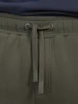 Pantalón de jogging negro con cintura elástica y cordón de ajuste, de corte entallado y puños acanalados en los tobillos.