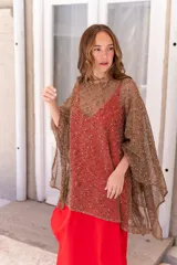 Poncho marrón de punto tipo crochet.