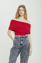 Top tejido de viscosa color rojo, con escote off-shoulder y corte crop.