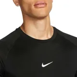 Remera deportiva Nike Pro de ajuste ceñido, confeccionada en tejido técnico Dri-FIT transpirable. Presenta cuello redondo, mangas cortas y el logo de la marca estampado en el centro del pecho.