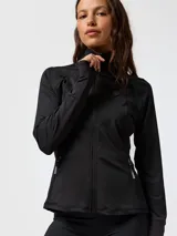 Campera deportiva negra de manga larga con cuello alto, cierre frontal completo y bolsillos laterales con cierre. Presenta detalles de costuras anatómicas y puños con abertura para el pulgar.