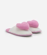 Pantufla abierta de peluche, con base blanca y detalle de corazón en relieve de color rosado. Cuenta con suela antideslizante.