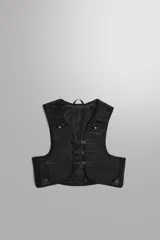 Chaleco deportivo negro de Zara Athleticz con capacidad de 5 litros, confeccionado en tejido técnico ligero y transpirable con bolsillos frontales elásticos para botellas, sistema de cierre con ganchos ajustables y detalles reflectantes.