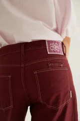 Pantalón wide leg de tiro medio con bolsillos delanteros y traseros, confeccionado en mezcla de lino y algodón.
