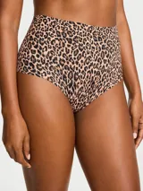Bombacha tipo brief de tiro alto y cobertura completa en la espalda, confeccionada en microfibra ultradelgada con estampado animal print de leopardo. Cuenta con bordes sin rematar para un acabado invisible bajo la ropa.