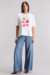 Remera blanca de algodón con estampado de frambuesas y texto "Berry Into You".