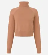 Blusa básica de punto marca Blue Steel, con cuello alto y manga larga. Confeccionada en tejido de punto recto con textura suave y cómoda.