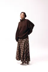 Sweater de punto grueso con cuello alto, diseño de hombros caídos y mangas amplias con puños acanalados.