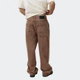 Pantalón de denim estilo skater, color marrón, de corte holgado y diseño de pernera ancha.