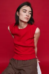 Remera sin mangas de silueta entallada y corte al cuerpo, confeccionada en algodón elastizado con textura acanalada y escote redondo.