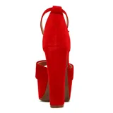 Sandalias rojas de Via Uno, con plataforma alta, taco cuadrado y pulsera al tobillo.