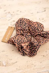 Scrunchie de poliéster con estampado animal print.