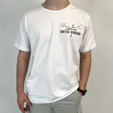 Remera blanca de algodón con estampado negro en el pecho con el texto "Duxon Jeans Co. Origin of Design United Kingdom" y una figura de ajedrez.