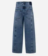 Pantalón de jean estilo wide leg con cintura media, cierre frontal con botón y cremallera, bolsillos funcionales y diseño de pierna amplia con recorte transversal.