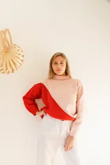 Buzo de lana de cordero italiano color beige y negro, con cuello cisne y corte holgado.