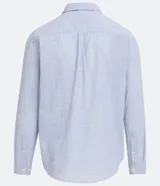 Camisa de corte slim, confeccionada en tejido de algodón responsable, con cuello camisero, manga larga y cierre frontal abotonado.