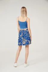 Minifalda verde militar con estampado floral en tonos rosados, con cintura elastizada.