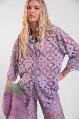 Camisa de encaje de guipur color lila, de manga larga y cierre frontal con botones de nácar.