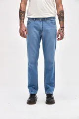 Jean de corte recto y tiro medio, confeccionado en denim de color azul clásico con costuras reforzadas.