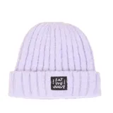 Gorro de lana tejido en punto acanalado color violeta, con doblez en el borde y parche rectangular negro con la inscripción 'EAT THE WAVE' en blanco.