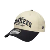 Gorra de visera curva New Era modelo 9Forty, con diseño bicolor que combina cuerpo en color beige y visera en color negro. Presenta bordado frontal con la inscripción 'Yankees' y detalles alusivos al equipo, además del logo de la marca bordado en el lateral.