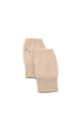 Mitones de tejido suave y peludo en color beige, con puños acanalados y abertura para el pulgar.