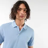 Remera polo de piqué de algodón color celeste, con cuello y bordes de mangas en tono contrastante con ribete blanco. Cuenta con cierre frontal de botones.