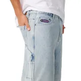 Bermuda de jean estilo cargo, color celeste claro, con bolsillos laterales y traseros, y detalle de parche bordado en el bolsillo delantero.
