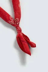 Bandana cuadrada de algodón con estampado paisley clásico en tonos azules.
