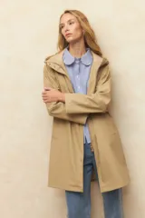 Pilot negro de manga larga con capucha, bolsillos de solapa y botones metálicos.