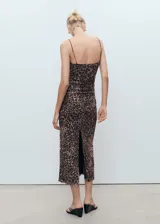 Vestido midi de tirantes finos con estampado animal print de leopardo. Presenta un diseño entallado con fruncidos laterales y cuello escotado.