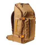 Mochila de gran capacidad con diseño técnico, color marrón con detalles en amarillo. Cuenta con múltiples compartimentos con cierre, correas de compresión laterales, panel trasero ergonómico y compartimento para laptop.