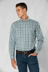 Camisa de manga larga con estampado de cuadros en tonos azules y verdes, cuello abotonado, cierre frontal con botones y bolsillo en el pecho con logo bordado.