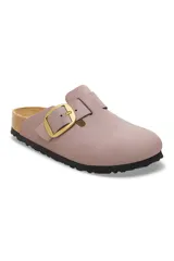 Zuecos Birkenstock Boston color lila, con hebilla grande dorada y plantilla anatómica de corcho y látex.