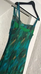 Vestido largo de microtul forrado color verde con estampado abstracto.