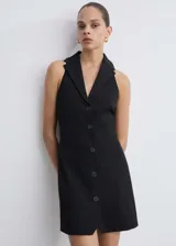 Vestido corto negro tipo chaleco, con cuello solapa, sin mangas y cierre frontal con botones. Diseño entallado al cuerpo.