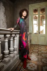 Vestido largo de jersey de licra con estampado abstracto en tonos fucsia, naranja, verde y negro. Diseño sin mangas con escote ojal en la espalda.