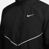 Campera deportiva Nike modelo Rapel Miller, color negro con detalles reflectantes en el pecho y el logo de la marca en tono plateado. Cuenta con cierre frontal completo y cuello alto.